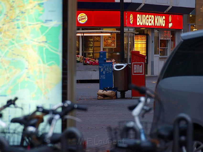 Herrenlose Einkaufstuete gesprengt Koeln Schildergasse P334.JPG